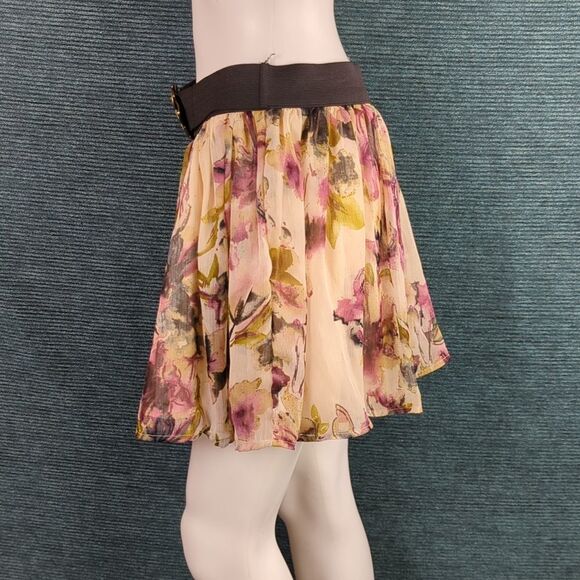 Charlotte Russe Floral Mini-skirt, Leaf Belt Buckle - Picture 9 of 14